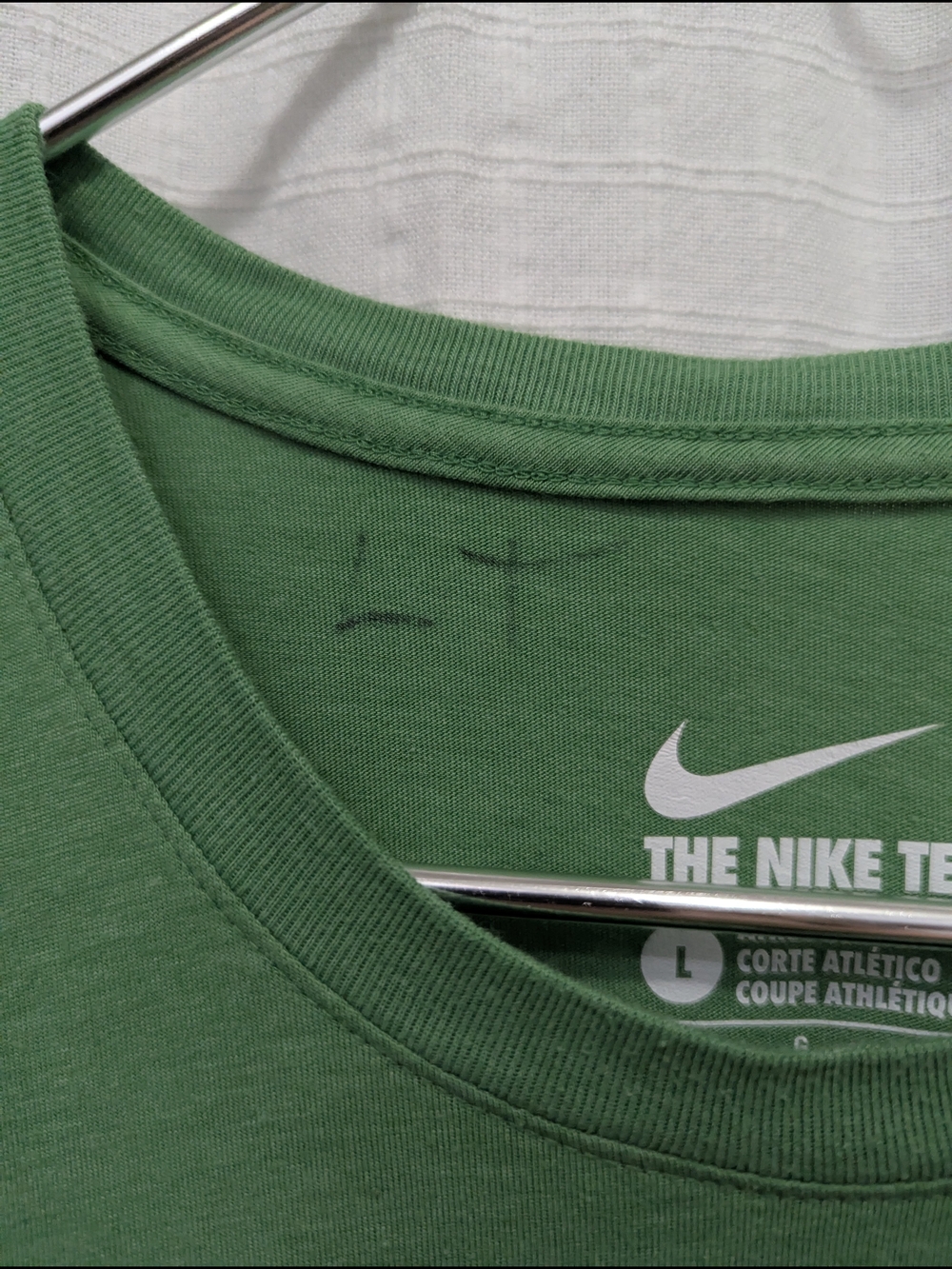 Nike Men’s Green 'The Pick' Graphic T-Shirt - Picture 6 of 12